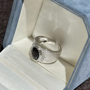 Anello in argento sterling S925 con pietra nera ovale e finitura vintage spazzolata