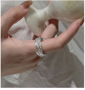 Macro shot of S925 sterling silver ring featuring an artistic twisted woven texture design