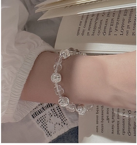 Detailaufnahme des S925 Silberperlenarmbands mit klaren Spiralkristallperlen am Handgelenk