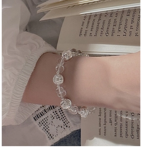 Makroaufnahme von S925 Silberperlenarmband mit Katzenaugenperlen auf weiblichem Handgelenk