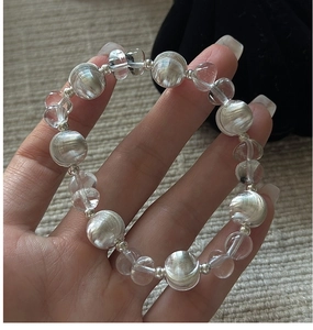 Nahaufnahme von S925 Sterlingsilber Perlenarmband mit Katzenauge Kristallperlen an der Hand