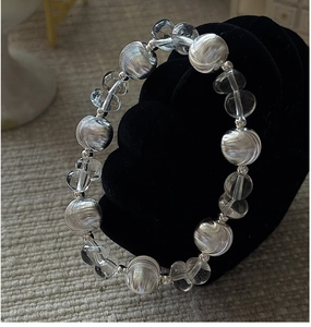 Nahaufnahme des S925 Silber-Perlenarmband mit Katzenaugen auf schwarzem Samtständer
