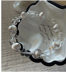 Makroaufnahme von S925 Silberperlen-Armband mit Rutilquarz und Kristallperlen