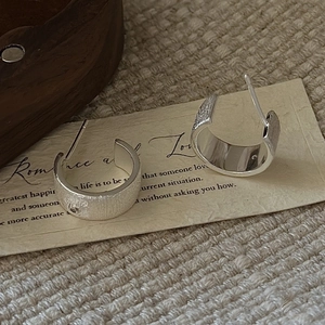 Minimalist S925 sterling silver C-shaped earrings with vintage brushed metal texture finish