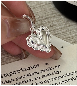 Close-up of heart-shaped S925 silver pendant with scalloped edges and star engraving