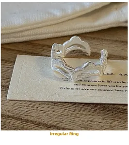Nahaufnahme des S925 Sterlingsilber-Rings mit gebürsteter Textur und Wellenkanten