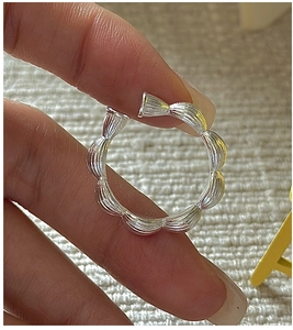 Detailed view of S925 sterling silver beaded ring with textured wavy open design