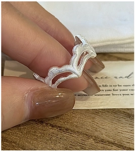 Nahaufnahme des S925 Sterlingsilber Spitzenrings mit Vintage Wellenstruktur und offenem Band