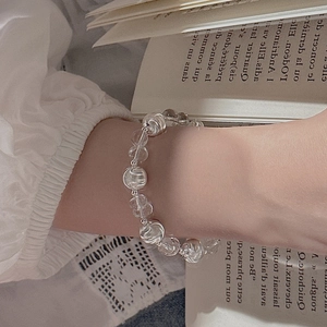 Elegantes S925 Sterlingsilber Perlenarmband mit klaren Katzenaugen-Kristallen am Handgelenk