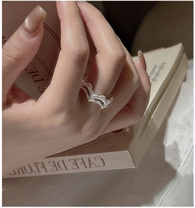 Nahaufnahme des S925 Sterlingsilber-Rings mit Vintage-Wellenstruktur und Design
