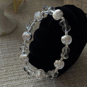 Minimalistisches S925 Silberperlenarmband mit Kristallen und Katzenaugen-Perlen auf Ständer