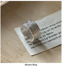 Détail de la texture tressée sur cette bague réglable en argent sterling 925 vintage