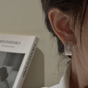Minimalist S925 sterling silver arch earrings with textured vertical ridges for women
