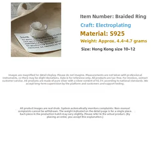 Détail d'une bague en argent sterling 925 avec texture tressée et anneau ouvert ajustable
