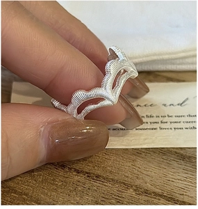 Makroaufnahme von S925 Sterlingsilber Ring mit aufwendiger vertikaler Wellenstruktur