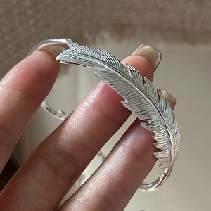 Polished S925 sterling silver feather open bangle with intricate retro textured engraving