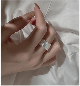 Gros plan d'une bague en argent sterling 925 avec un design tressé et texturé complexe