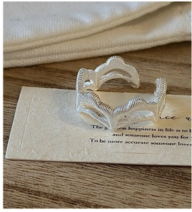 Makroaufnahme von S925 Sterlingsilber Ring mit Vintage-Textur und verstellbarer Passform