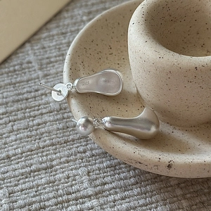 Minimalist S925 sterling silver stud earrings with matte irregular waterdrop design