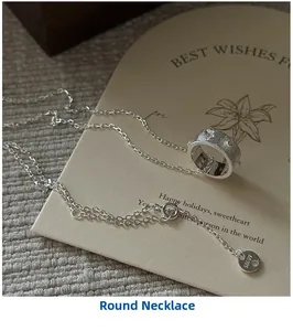 Détail du collier cercle en argent S925 avec poinçon AG925 sur une carte cadeau
