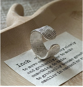 Détail d'une bague en argent S925 avec texture tissée rétro et anneau ouvert ajustable