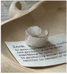 Détail macro d'une bague en argent 925 avec texture tissée rétro faite à la main