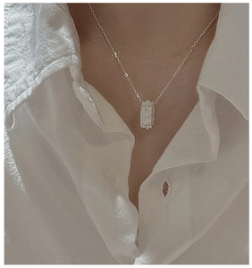 Vue macro détaillée du pendentif cylindrique en argent S925 avec texture en relief unique