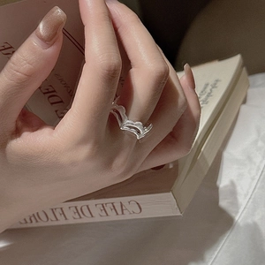 Eleganter S925 Sterlingsilber Ring mit Wellenstruktur und Krone-Design für Damen