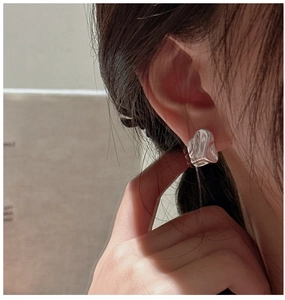 Detailed close-up of S925 sterling silver earrings with irregular pleated wave texture