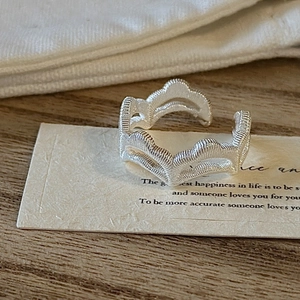 Minimalistischer S925 Sterlingsilber Wellenring mit gebürsteter Textur für Damen