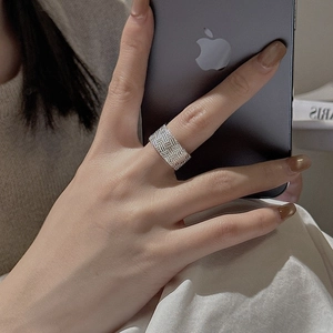 Bague large en argent sterling 925 avec texture tressée montrée dans un selfie porté