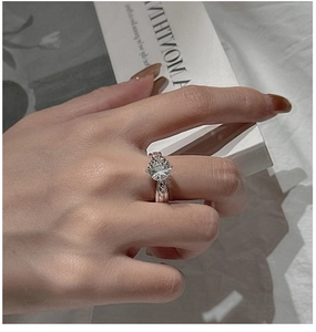 Detailed macro of S925 silver ring featuring a round white crystal and twisted band
