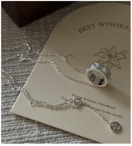 Détail du pendentif anneau en argent S925 poli avec texture étoilée en relief fin