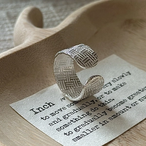 Bague ouverte en argent sterling 925 avec texture tissée vintage sur socle bois