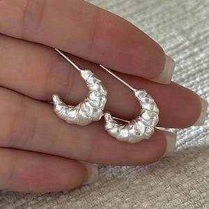 925 Sterling Silver Croissant Hoop Earrings French Vintage Matte Finish Ruched C-shaped Stud Earrings Minimalist Women Jewelry