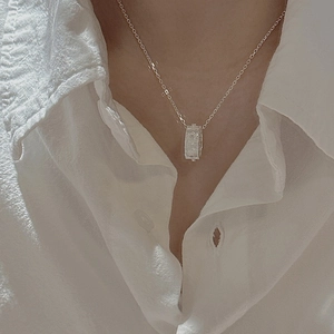 Collier minimaliste en argent sterling S925 avec pendentif cylindre porté sur mannequin