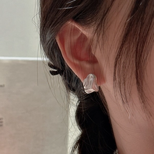 Minimalist S925 sterling silver earrings with irregular wrinkled texture on model