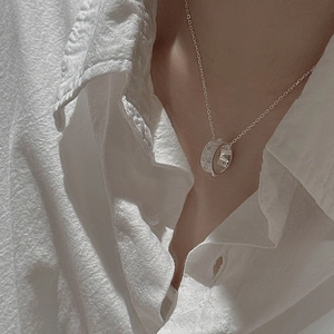 Collier minimaliste avec pendentif cylindre en argent S925 porté par un mannequin