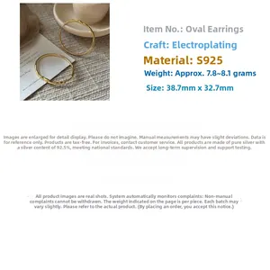 Détail des boucles d'oreilles créoles dorées en argent S925 à texture bambou 38,7mm