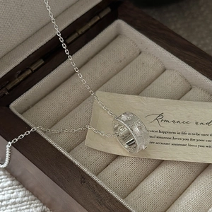 Collier en argent sterling S925 avec pendentif anneau floral dans une boîte en bois