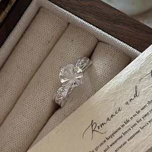 S925 sterling silver ring featuring a sparkling white crystal and vintage leaf engraving
