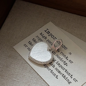 Pendentif cœur en argent S925 brossé au design minimaliste avec bordure perlée élégante