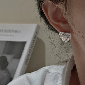 S925 sterling silver heart stud earrings with vintage wrinkled texture for daily wear