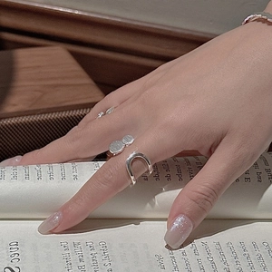 Minimalist S925 sterling silver layered ring set with hammered texture in retro style