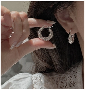 Close-up of S925 sterling silver hoop earrings with vintage twisted rope texture design