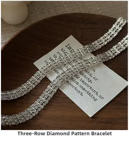 Gros plan d'un bracelet en argent à trois rangées avec texture tissée en losange