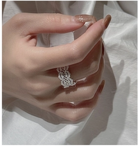 Close-up of S925 sterling silver ring featuring intricate vintage lace hollow weaving