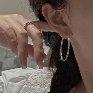 Boucles d'oreilles créoles S925 en argent sterling texturées et bague perlée