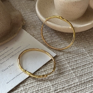 Créoles dorées en argent S925 avec une texture de bambou au design minimaliste