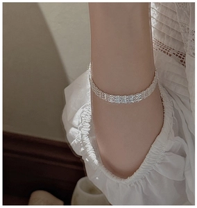 Vue rapprochée d'un bracelet à trois rangs en argent sterling S999 sur un poignet